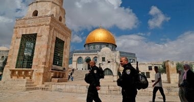 عشرات المستوطنين يدنسون باحات المسجد الأقصى