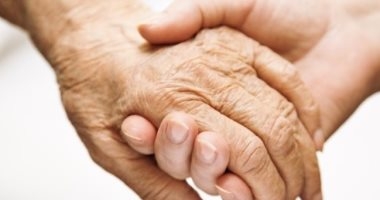 إجابات أهم 5 أسئلة عن مرض الشلل الرعاش في يومه العالمي