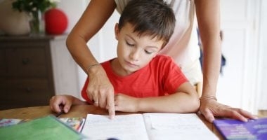 داخلين على امتحانات أخر السنة.. 10 خطوات لتخلص طفلك من التوتر أثناء المذاكرة