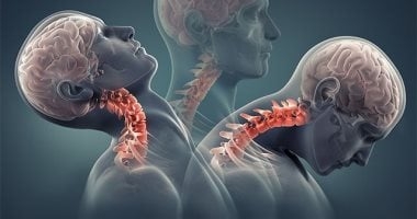 5 ساعات على الموبايل أصابت شابا بـ"متلازمة الرأس المتدلي".. اعرف القصة
