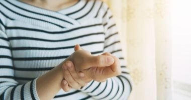 امرأة تشعر باهتزازات في جسمها كلما اقتربت من الغسالة.. ما الأسباب الطبية