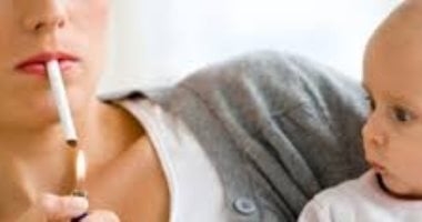 الدخان العالق.. كيف تضر أولادك بالتدخين حتى لو كان خارج المنزل؟