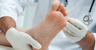 لماذا يجب اهتمام مريض السكر بقدميه.. علامات خطر ونصائح ضرورية