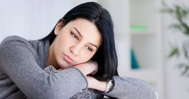 هل تشعر بالحزن دائما.. أعراض الاكتئاب المزدوج وكيفية التعامل معه