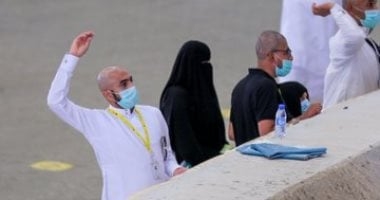 فى "منى" ..شاهد الحجاج يرمون الجمرات فى ثانى أيام التشريق