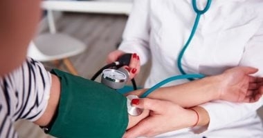 علامات ارتفاع ضغط الدم خلال الموجة الحارة.. مشروبات لتبريد جسمك