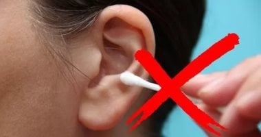 عادة يومية = 5 أضرار.. مخاطر استخدام أعواد القطن لتنظيف الأذن