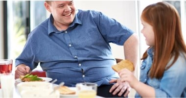 دراسة: الأطفال المولودون لآباء يعانون من السمنة أكثر عرضة لها