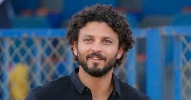 جماهير الأهلي تتهافت لالتقاط الصور التذكارية مع حسام غالي في محيط ملعب ميتلايف