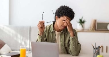 من المكياج إلى الهواتف.. عادات يومية تجعل عينيك عرضة للعدوى