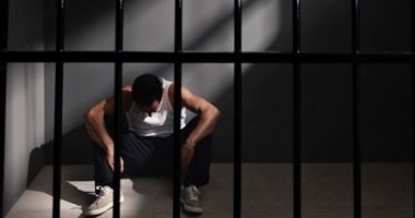 عامل ينهي حياة زميله طعنا بقطعة زجاج في إمبابة