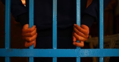 تأشيرات وطلبات توظيف وجوازات سفر.. أحراز متهمة استولت علي أموال الشباب بزعم العمالة بالخارج