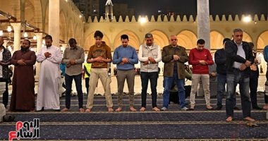 أمين الفتوى: الصلاة بالبنطلون أو "الفانلة الداخلية" صحيحة بشرط ستر العورة
