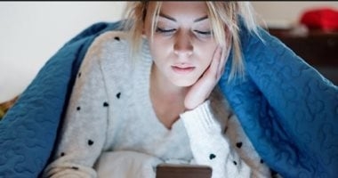لماذا يجب أن تؤجل النظر إلى هاتفك عند الاستيقاظ من النوم؟