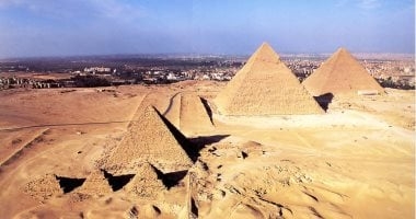 دراسة إيطالية واسكتلندية تزعم وجود مدينة ضخمة تحت أهرامات الجيزة.. الباحثون: مساحتها تزيد على 6500 قدم.. وزير الآثار السابق: "كلام فارغ" .. وحسين عبد البصير: نحن أمام موجة جديدة من الخيال والتضليل