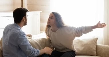 يا بومة أنا مش هصرف عليكى.. رسالة على فيس بوك تقود زوجا للمحاكمة.. فيديو