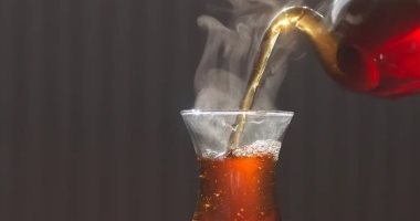 عشانة الشغلانة تبقى مظبوطة.. كوباية الشاى الأفضل لصحتك كشرى ولا مغلية