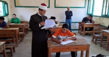 طلاب الشهادة الثانوية الأزهرية يؤدون امتحان الفقه للقسم العلمى