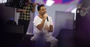 رامي جمال يعلن تأجيل حفله بمهرجان العلمين لحين تحسن حالة محمد منير