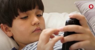 الاستخدام الطويل للشاشات قد يسبب قصر النظر عند الأطفال