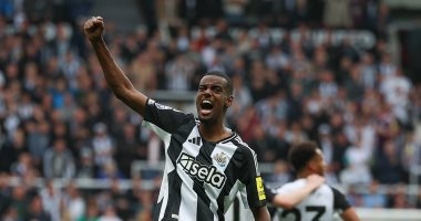 ليفربول ضد نيوكاسل يونايتد.. ألكسندر إيزاك يزيد أوجاع الريدز بهدف ثانٍ