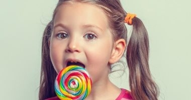خلى بالك.. الألوان الصناعية فى الحلوى تؤثر على سلوك وانتباه طفلك