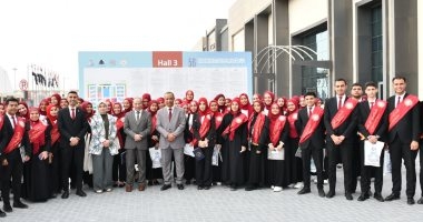 طلاب جامعة قناة السويس فى زيارة لجناح مركز معلومات الوزراء بمعرض الكتاب