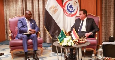 وزير الصحة يبحث مع المدير العام للمركز الأفريقى لمكافحة الأمراض والوقاية التعاون المشترك