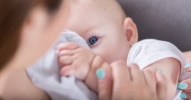 لبن الأم يعالج قرنية العين.. عرفه المصريون القدماء ووصفوه بـ"رحيق الآلهة"