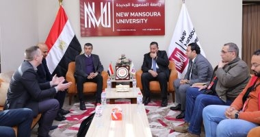 رئيس جامعة المنصورة الجديدة يتابع التسليم النهائى لعيادات كلية طب الأسنان