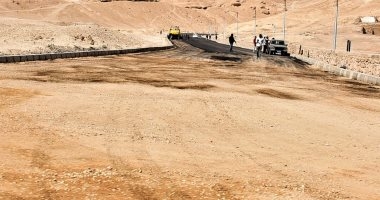 مدينة القرنة تجرى أعمال سور ترعة ضوه على المسار السياحى.. اعرف التفاصيل