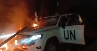 شاهد عناصر حزب الله يقطعون طريق مطار بيروت ويحرقون موكب نائب رئيس يونيفل