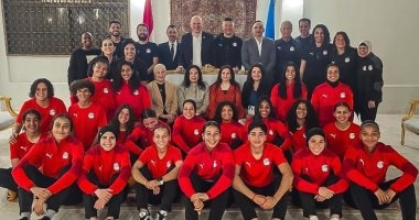 إيناس مظهر تهدى قميص المنتخب الوطنى لسفيرة مصر فى رواندا