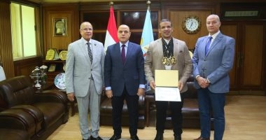 محافظ كفر الشيخ يكرم "قنعان ندا" لفوزه بالمركز الأول ببطولة العالم للقوة البدنية