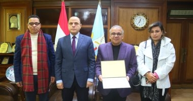 محافظ كفر الشيخ يكرم مدير ثقافة بيلا لتطويره تطبيق "توت" الإلكترونى المجانى