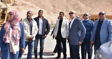 محافظ الأقصر يتفقد أعمال الرصف بمدخل وادى الملكات ومشروع موقف القرنة.. صور