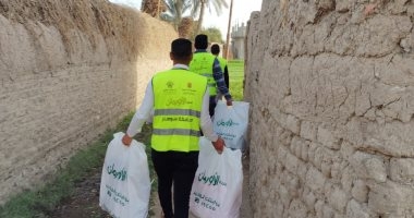توزيع 5000 لحاف وبطانية داخل 23 قرية بسوهاج.. صور