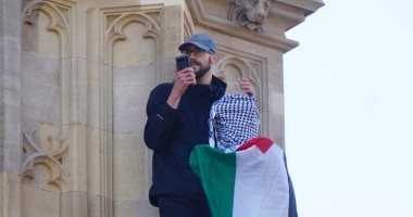 العالم هذا المساء.. لقطات لشخص يتسلق برج ساعة بيج بن فى لندن رافعا علم فلسطين.. استطلاع لصحيفة عبرية: نصف الإسرائيليين فقدوا الثقة فى جيشهم..زعيم كوريا الشمالية يكشف عن غواصة نووية جديدة ويؤكد: ستظهر فى أى مياه