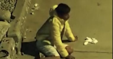 شاب ينجو بأعجوبة بعدما صدمه قطار فى ليما عاصمة البيرو.. فيديو