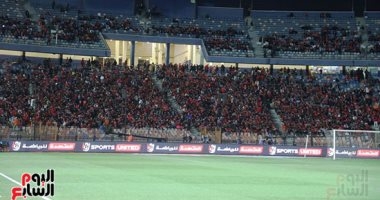 شاهد جمهور الأهلى والزمالك في مدرجات ستاد القاهرة قبل القمة الغامضة.. صور