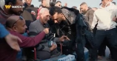 سورى مسن وقعيد أهداه محمد رمضان 100 ألف جنيه: وديها للجامع.. فيديو