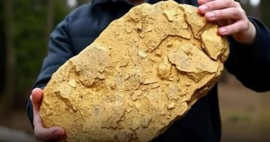 أسترالى يعثر على صخرة تزن 18 كيلو عمرها 4.6 مليون عام ويكتشف أنها نيزك