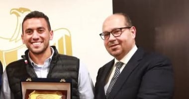 شاب صيني من متحدي الإعاقة يكرّم البطل الأولمبي أحمد الجندي برسم تذكاري