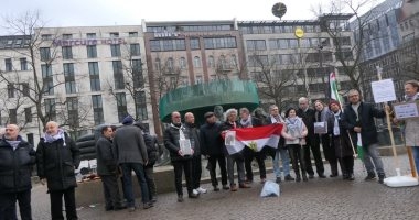 العالم هذا المساء.. الجالية المصرية فى برلين تنظم وقفة لدعم الشعب الفلسطينى.. "جوازات" السعودية تودع المسافرين فى عيد الفطر بالورود والهدايا.. المسجد الحرام يشهد كثافة عالية من المعتمرين والزائرين فى عيد الفطر