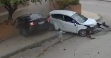 "طار من النافذة".. طفل ينجو بأعجوبة من حادث سيارة فى جوروم بتركيا.. فيديو