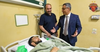 سفير الجزائر فى مصر يزور أحمد قندوسى للاطمئنان عليه بعد إجرائه العملية