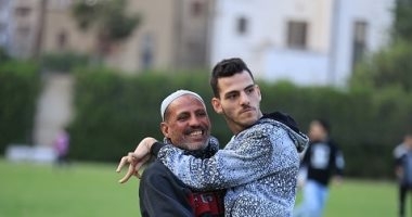 سنده في الدنيا وسر ابتسامته.. عم محمد يحمل ابنه الشاب ذوى الهمم ليشاهد المباراة
