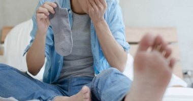 مدمن شرابات.. رجل يُصاب بعدوى فطرية فى الرئة بسبب عادة شم جواربه المتسخة