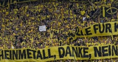 رياضة عالمية / جماهير دورتموند تهاجم فندق إقامة برشلونة قبل موقعة دورى الأبطال.. فيديو