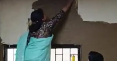عشان الحر.. مديرة كلية بالهند تطلى جدران الفصول بروث الأبقار.. فيديو